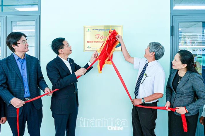 Tiếp lửa STEM cho học sinh dân tộc thiểu số