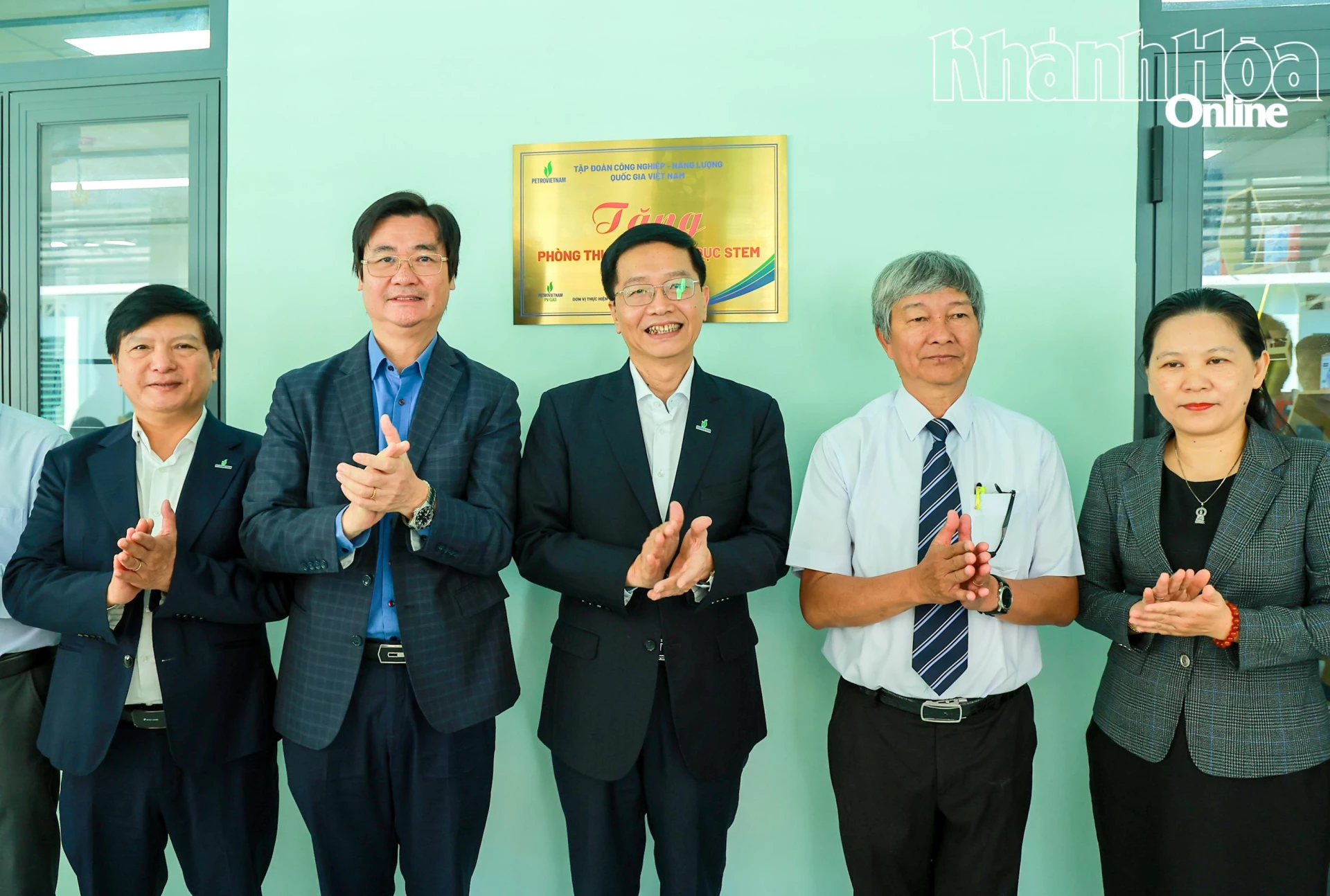 Các đại biểu thực hiện nghi thức khánh thành phòng thực hành giáo dục STEM tại Trường Phổ thông Dân tộc nội trú THPT Khánh Hoà.