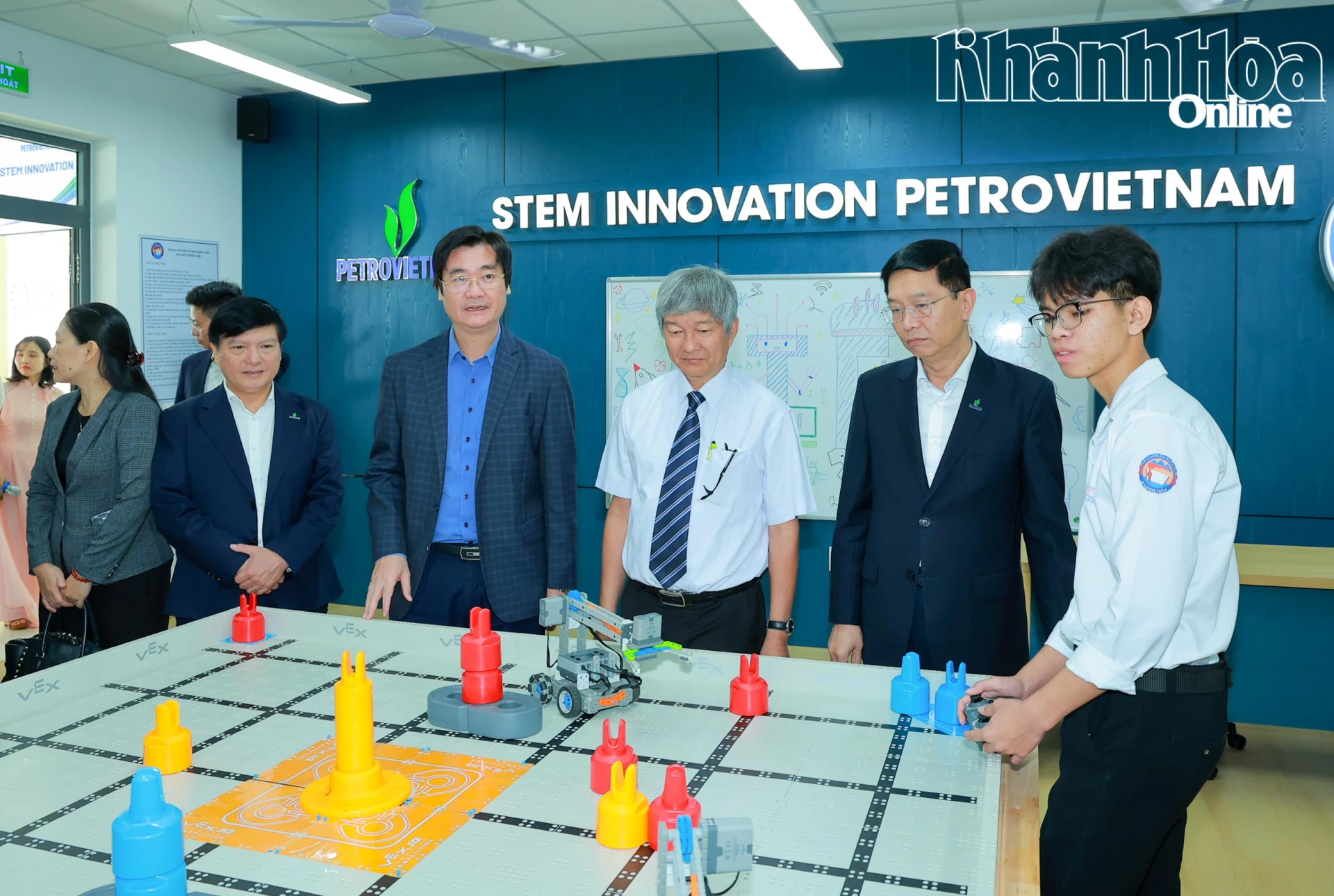 Các đại biểu tham quan phòng thực hành giáo dục STEM tại Trường Phổ thông Dân tộc nội trú THPT Khánh Hoà.