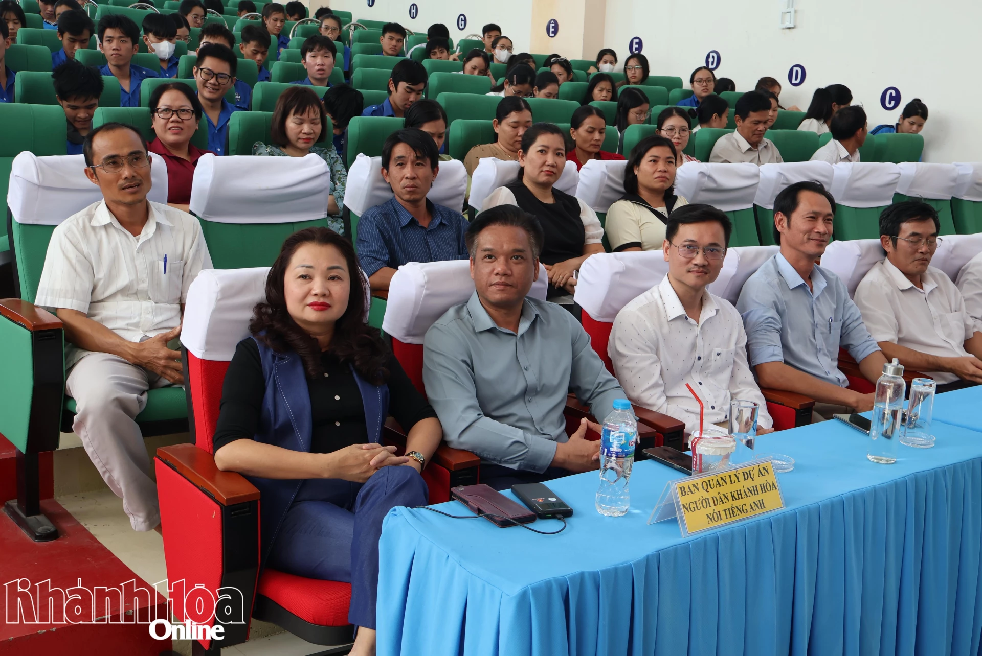 Các đại biểu tham dự cuộc thi.