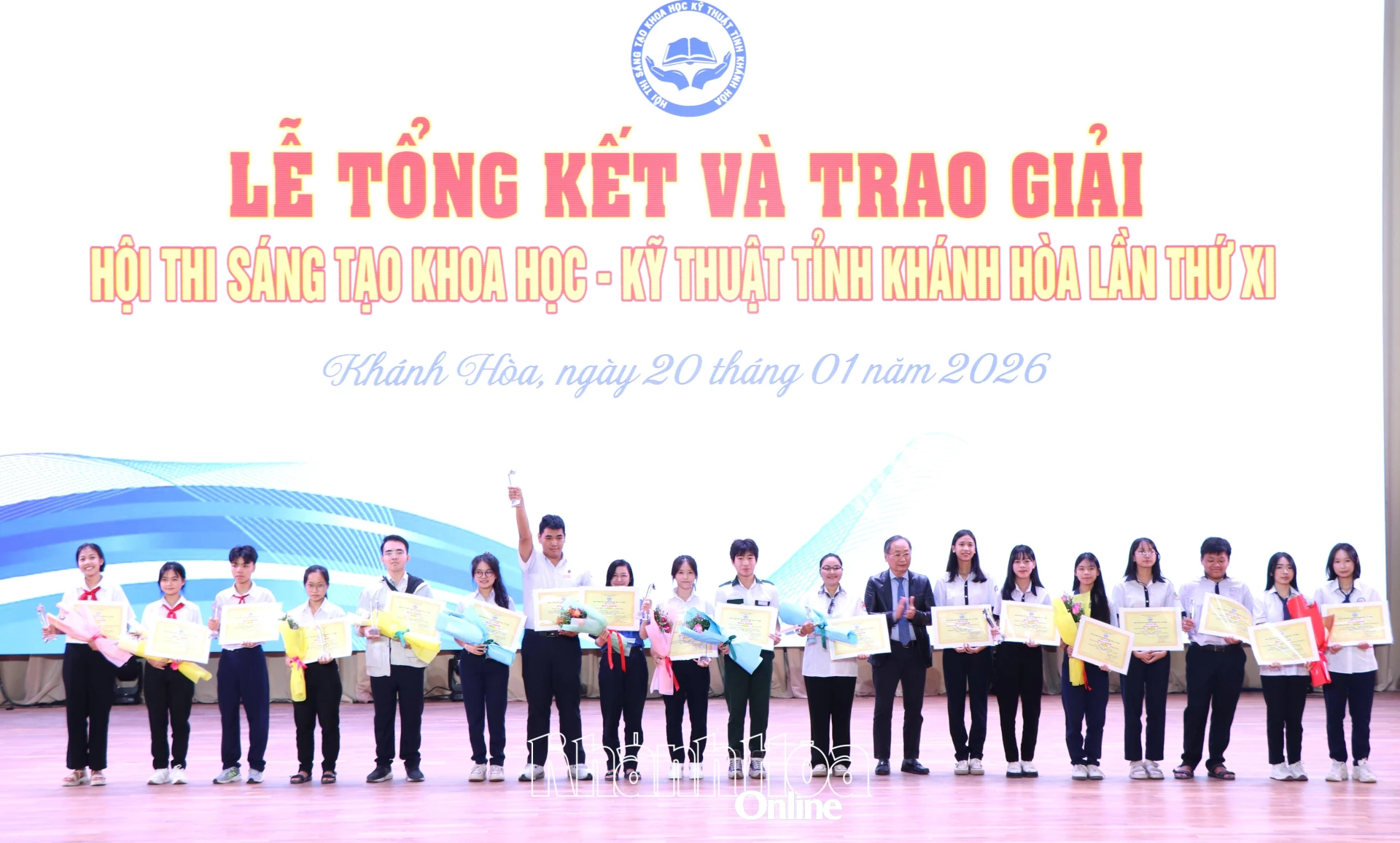 Ban tổ chức trao giấy khen cho nhóm tác giả đạt giải nhì Cuộc thi Sáng tạo thanh thiếu niên, nhi đồng