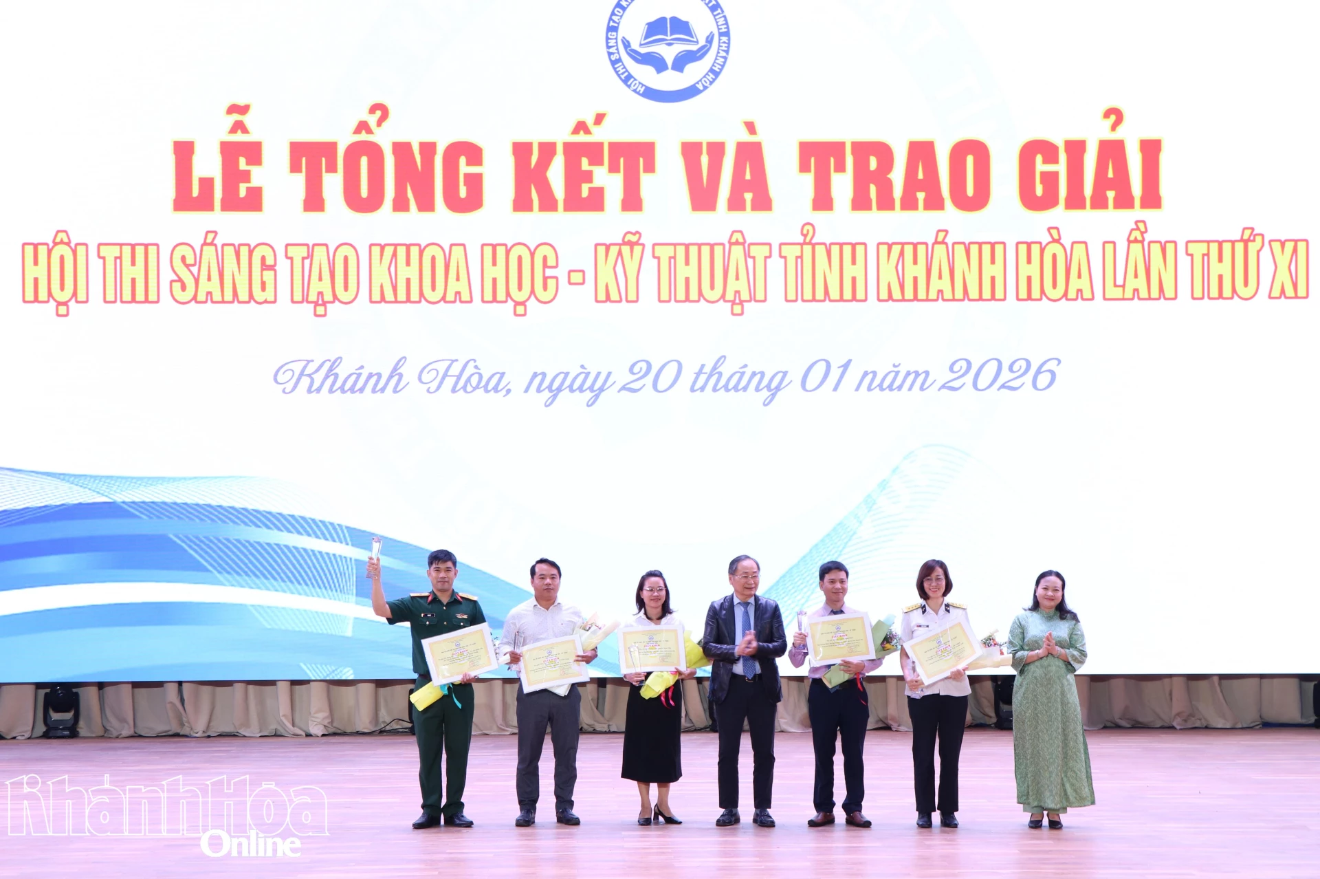 Ban tổ chức trao giấy khen cho nhóm tác giả đạt giải nhì Hội thi Sáng tạo Kỹ thuật tỉnh. 