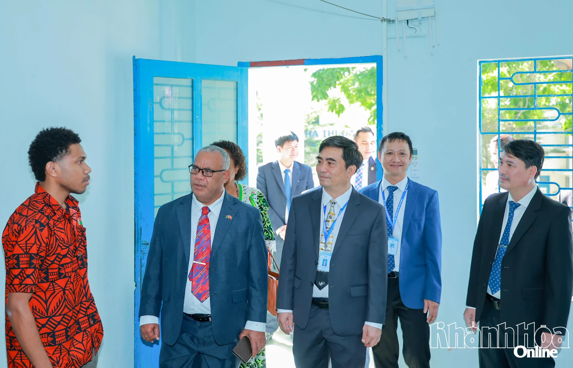 Thủ tướng Vanuatu Nauka Jotham Napat tìm hiểu điều kiện ăn ở của sinh viên tại ký túc xá Trường Đại học Nha Trang.