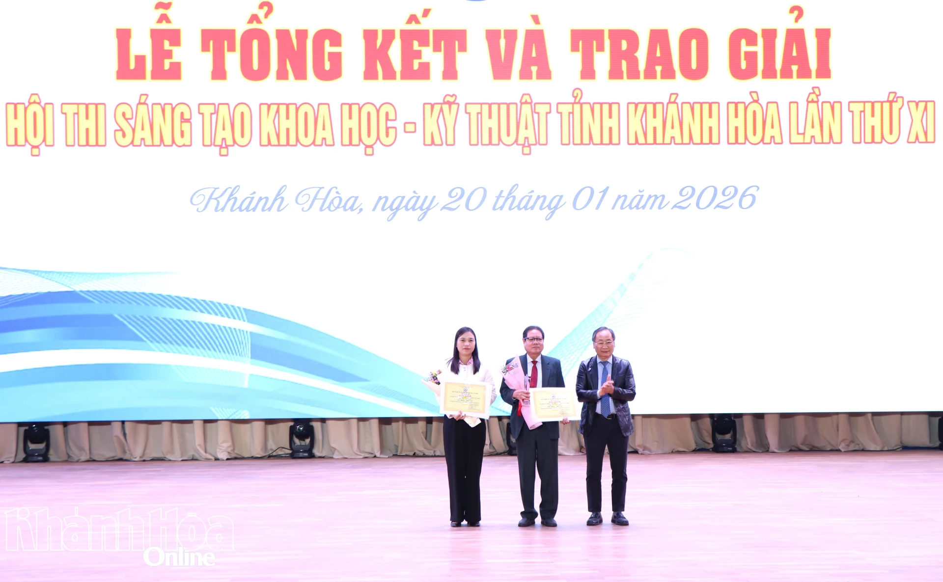 Ban tổ chức trao giấy khen cho nhóm tác giả đạt giải nhất Hội thi Sáng tạo Kỹ thuật tỉnh. 