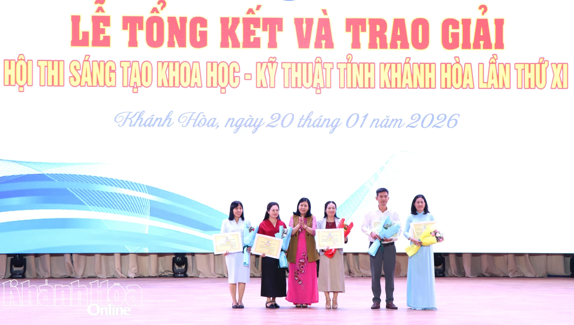 Ban tổ chức khen thưởng các tập thể có thành tích tổ chức và tham gia hội thi. 