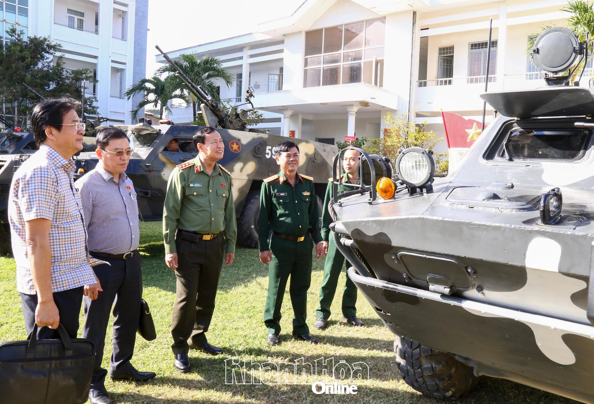 Đoàn công tác kiểm tra một số phương tiện tại Đại đội Trinh sát cơ giới 1 