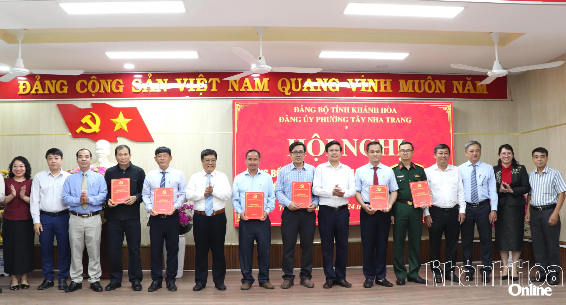 Lãnh đạo Đảng ủy phường Nha Trang trao quyết định tiếp nhận tổ chức đảng và đảng viên; quyết định chỉ định Trung tá Huỳnh Ngọc Thương - Chỉ huy trưởng Ban chỉ huy Quân sự phường Tây Nha Trang tham gia Ban Chấp hành Đảng bộ, Ban Thường vụ Đảng ủy phường; quyết định thành lập Trung tâm Dịch vụ, sự nghiệp công phường Tây Nha Trang.  