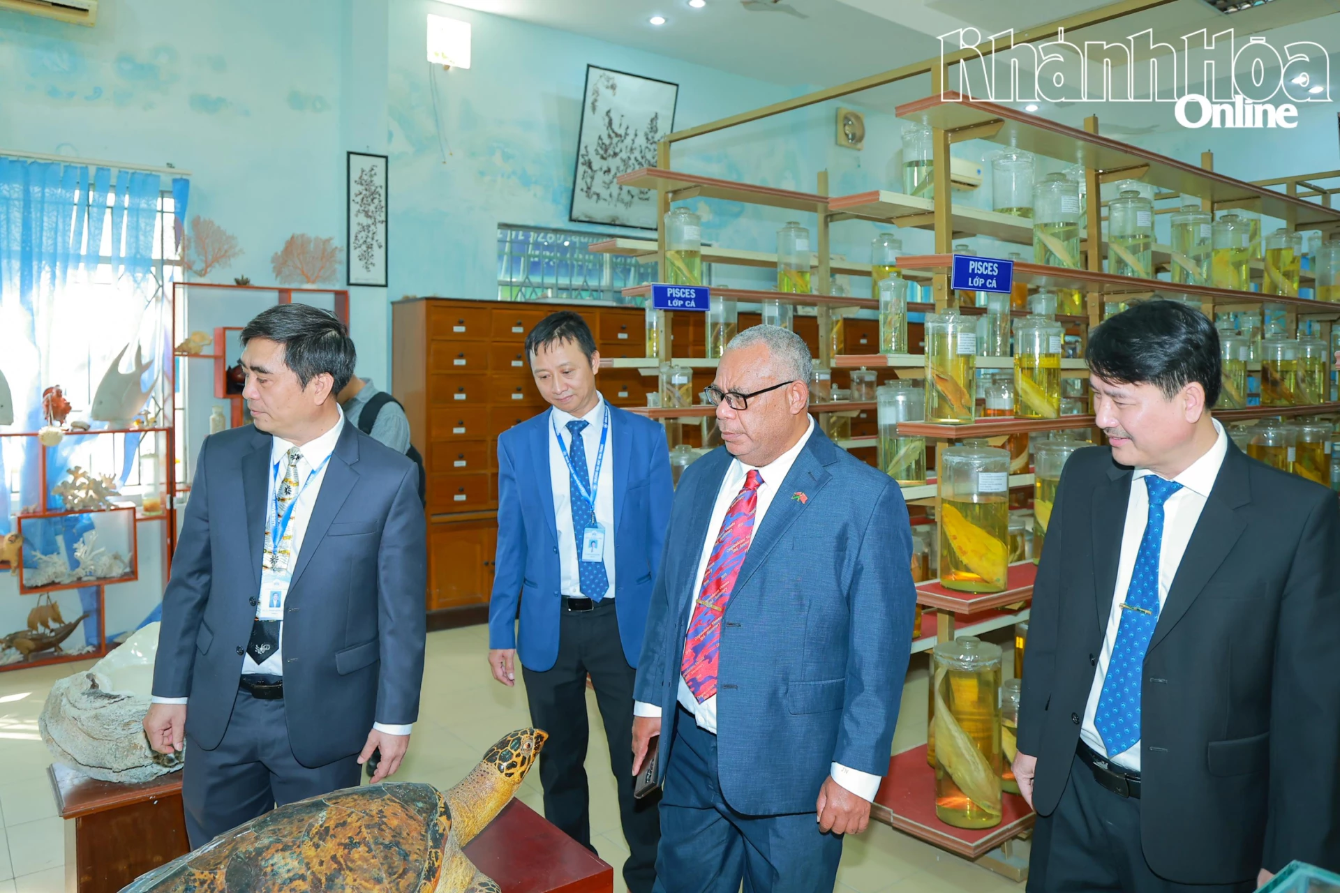 Thủ tướng Nauka Jotham Napat thăm Bảo tàng thủy sinh vật.