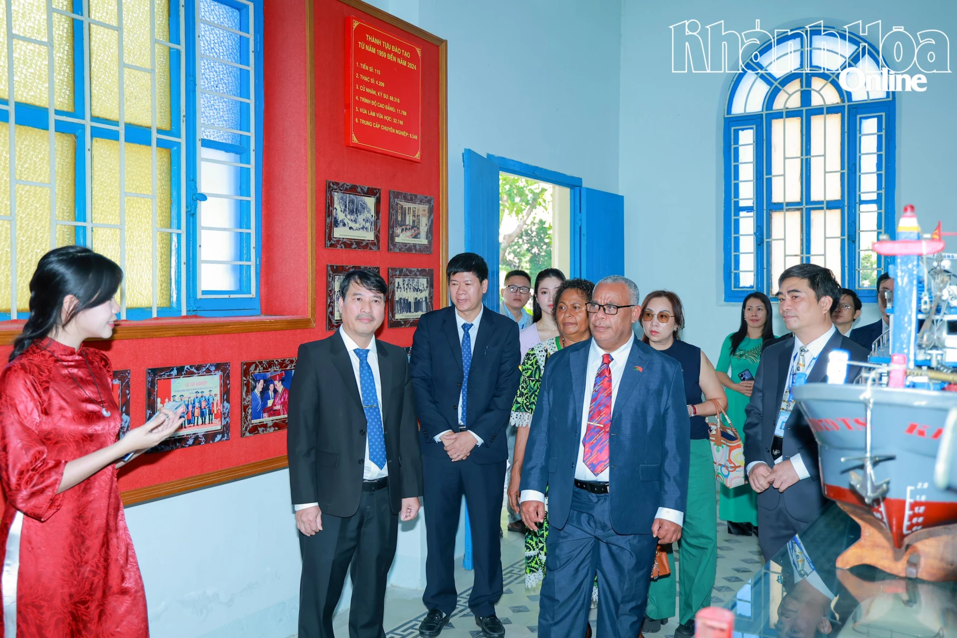 Thủ tướng Nauka Jotham Napat thăm Nhà truyền thống của Trường Đại học Nha Trang.