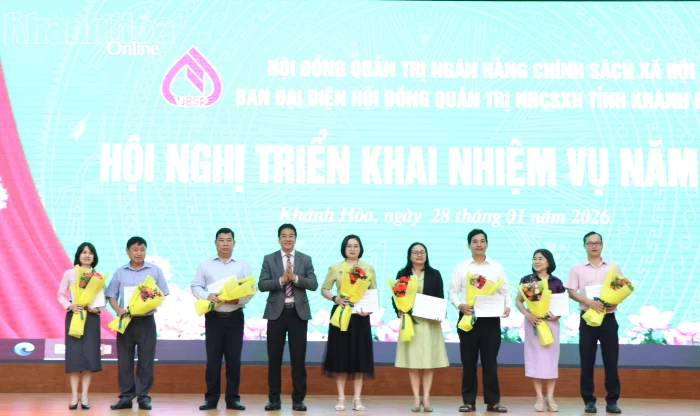 Ngân hàng Chính sách xã hội tỉnh Khánh Hòa khen thưởng 30 tập thể, 439 cá nhân