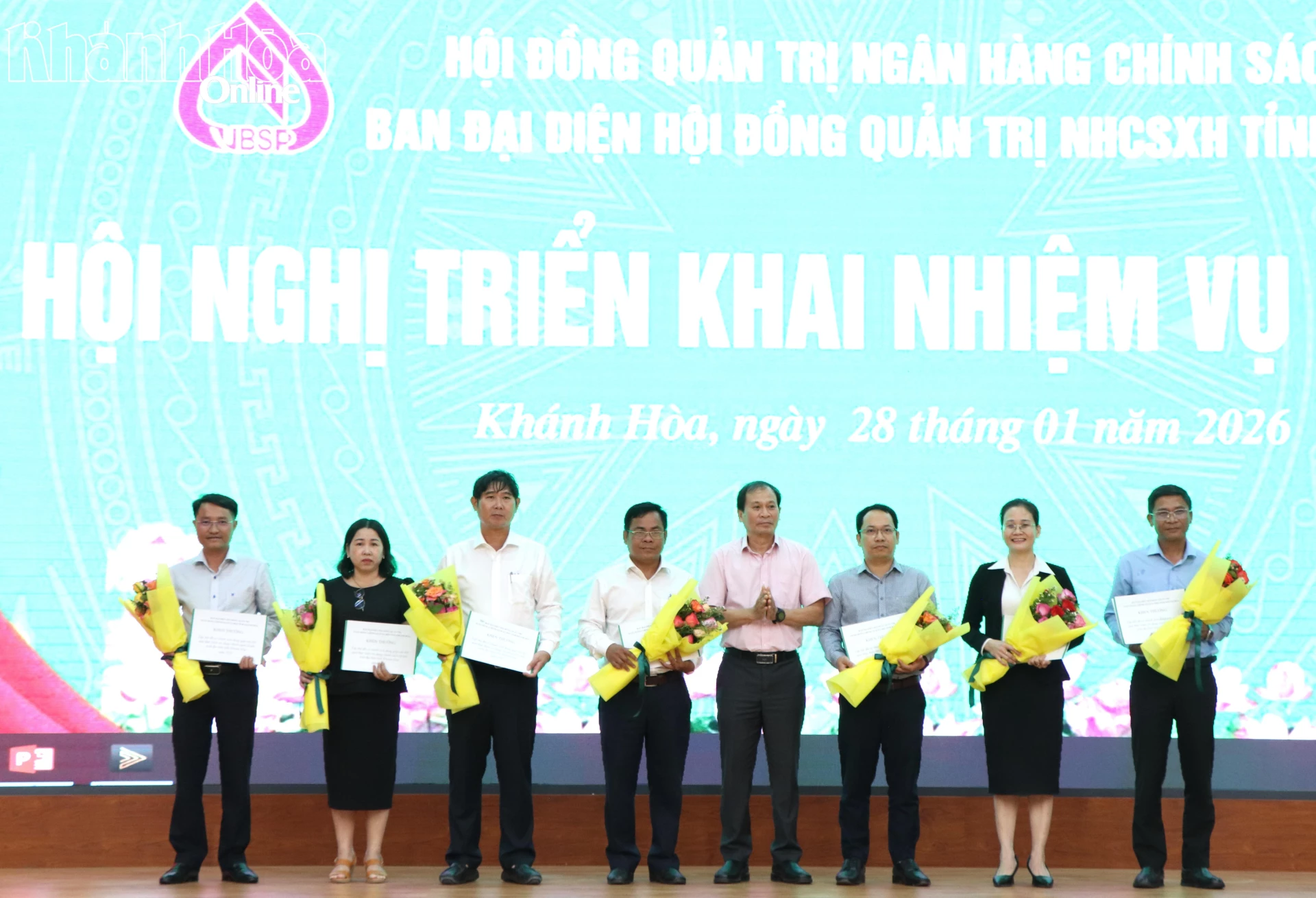 Lãnh đạo Ngân hàng Chính sách xã hội tỉnh trao khen thưởng cho các tập thể.