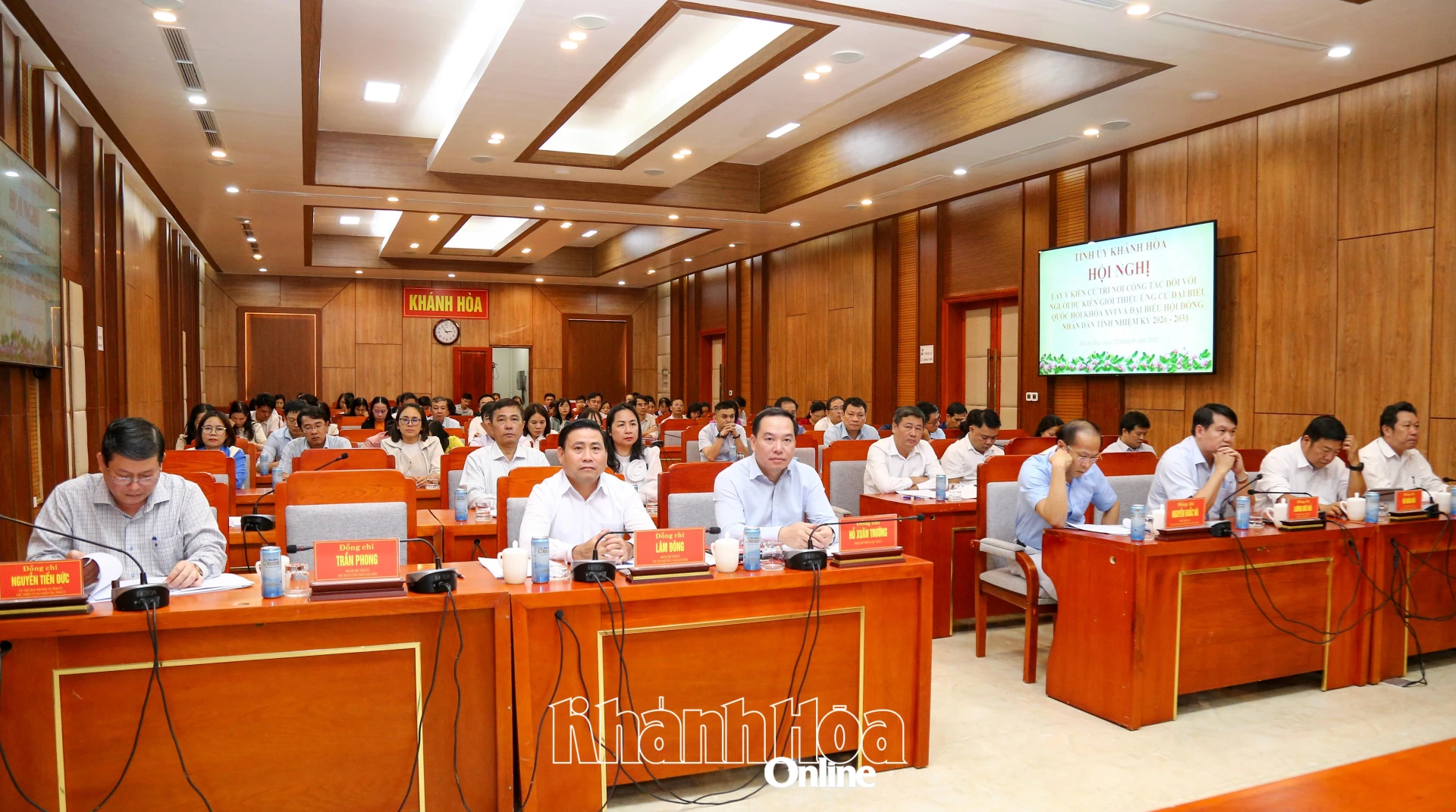 Các đồng chí lãnh đạo và cử tri nơi công tác tham dự hội nghị.