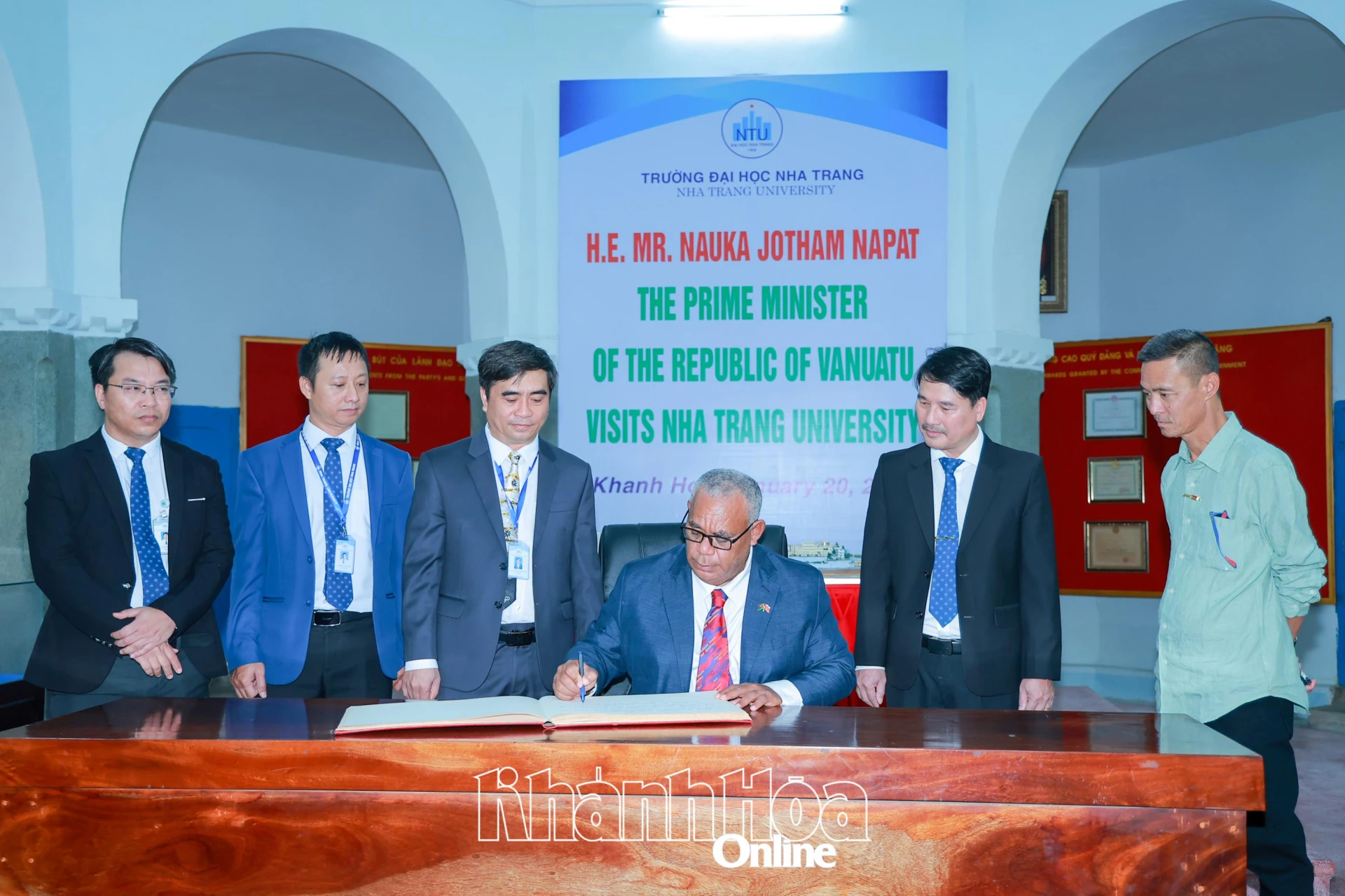 Thủ tướng Nauka Jotham Napat ghi cảm nhận của mình vào sổ vàng truyền thống của nhà trường.