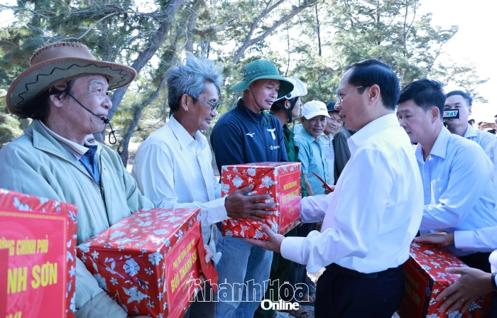 Đoàn công tác Chính phủ thăm, tặng quà người dân vùng Dự án Nhà máy Điện hạt nhân Ninh Thuận 2