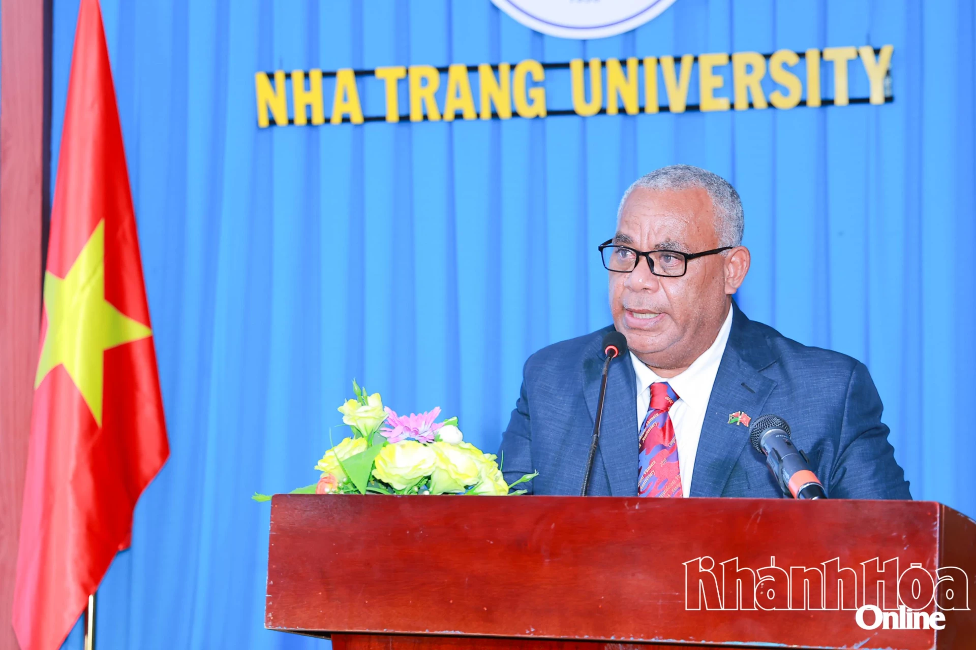 Thủ tướng Nauka Jotham Napat phát biểu tại buổi làm việc với lãnh đạo Trường Đại học Nha Trang.