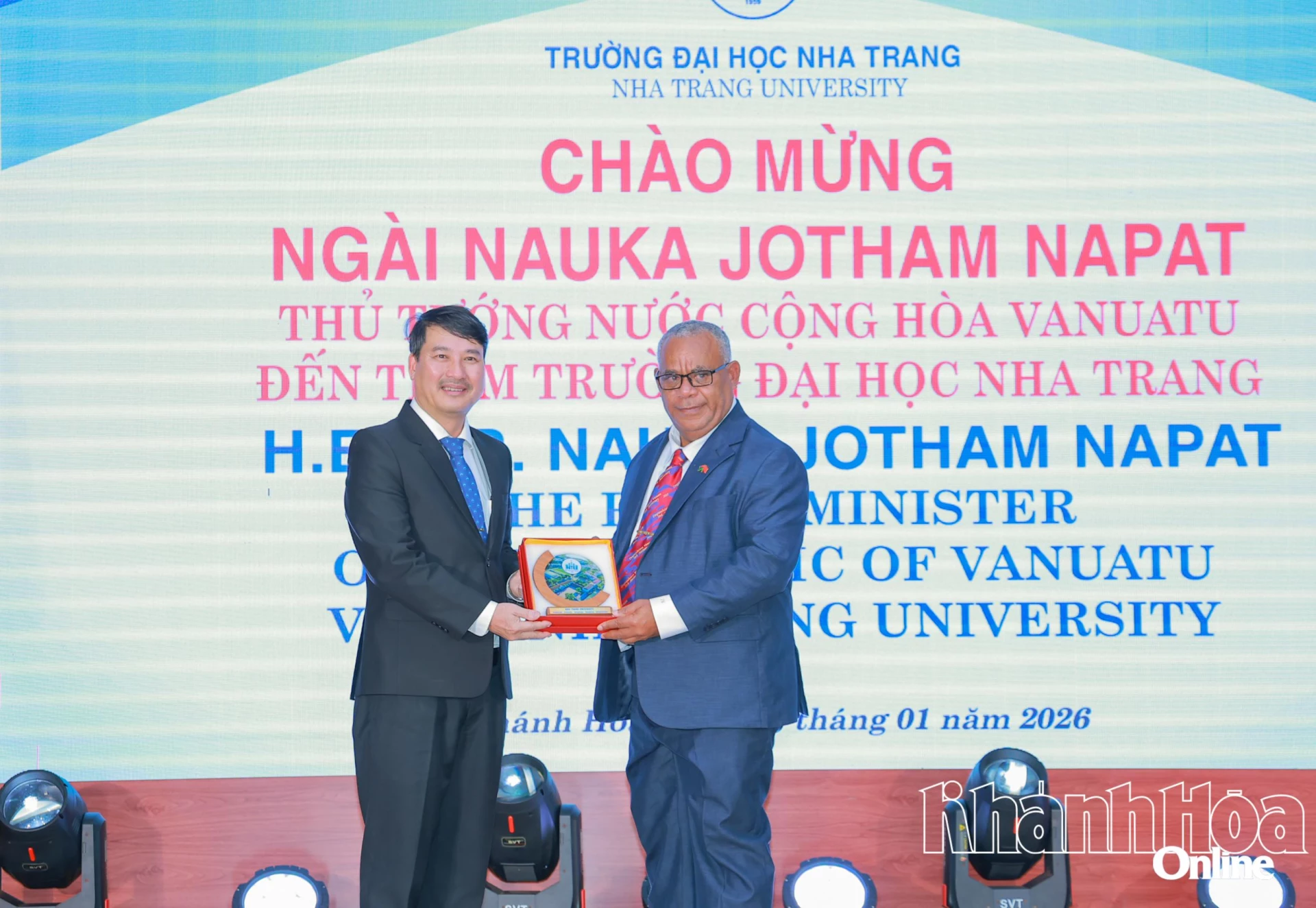 Lãnh đạo Trường Đại học Nha Trang tặng Thủ tướng Nauka Jotham Napat món quà lưu niệm.