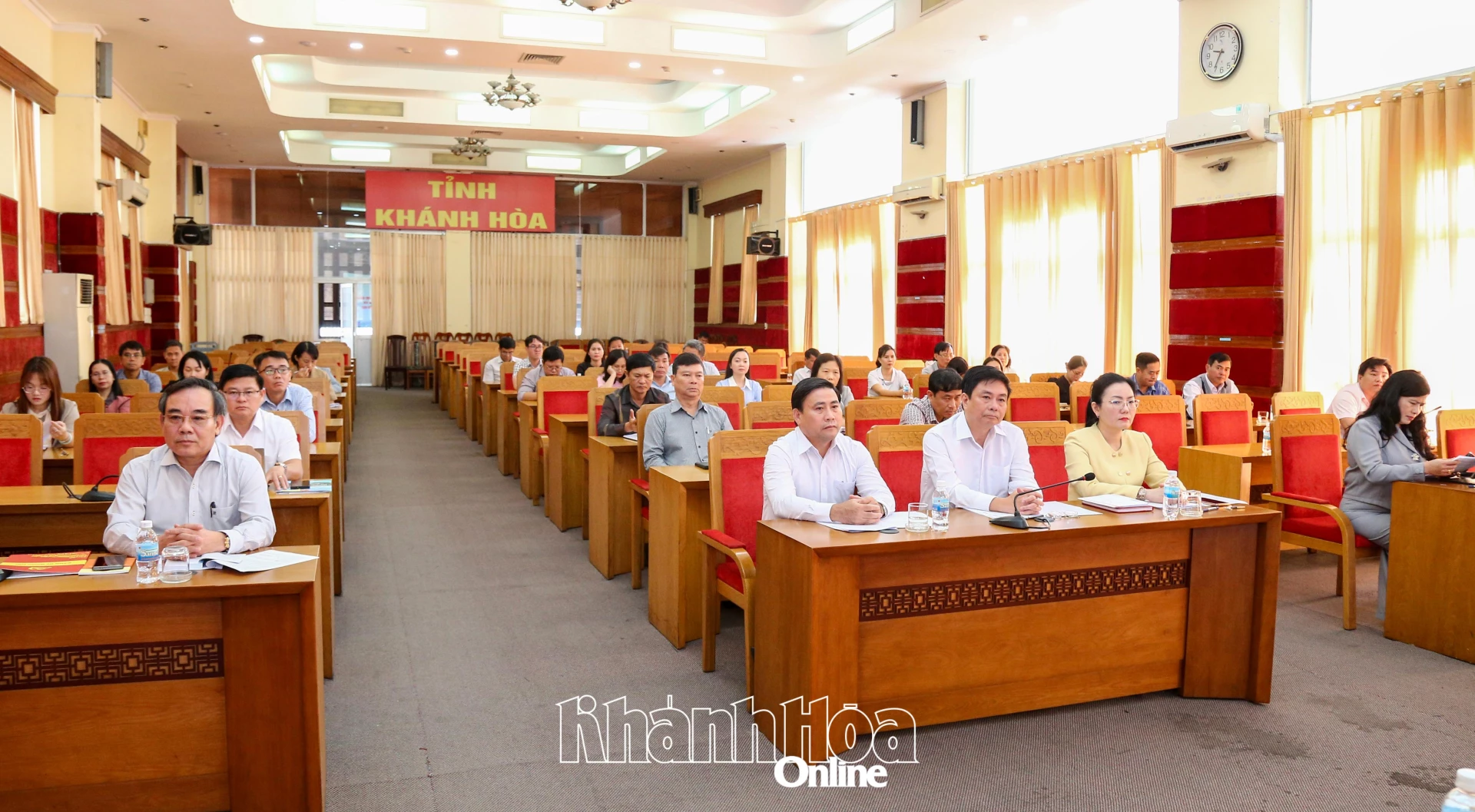 Các đồng chí trong Thường trực HĐND tỉnh, lãnh đạo Đoàn Đại biểu Quốc hội tỉnh và cử tri đang công tác tại Văn phòng Đoàn Đại biểu Quốc hội và HĐND tỉnh tham dự hội nghị