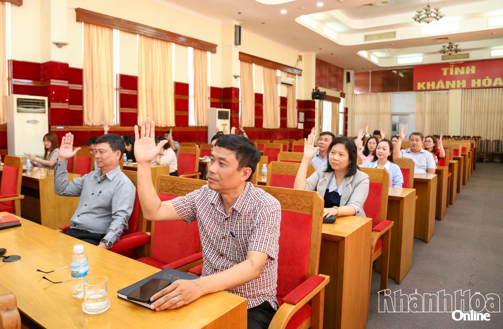 Cử tri nơi công tác biểu quyết giới thiệu người ứng cử đại biểu HĐND tỉnh nhiệm kỳ 2026-2031