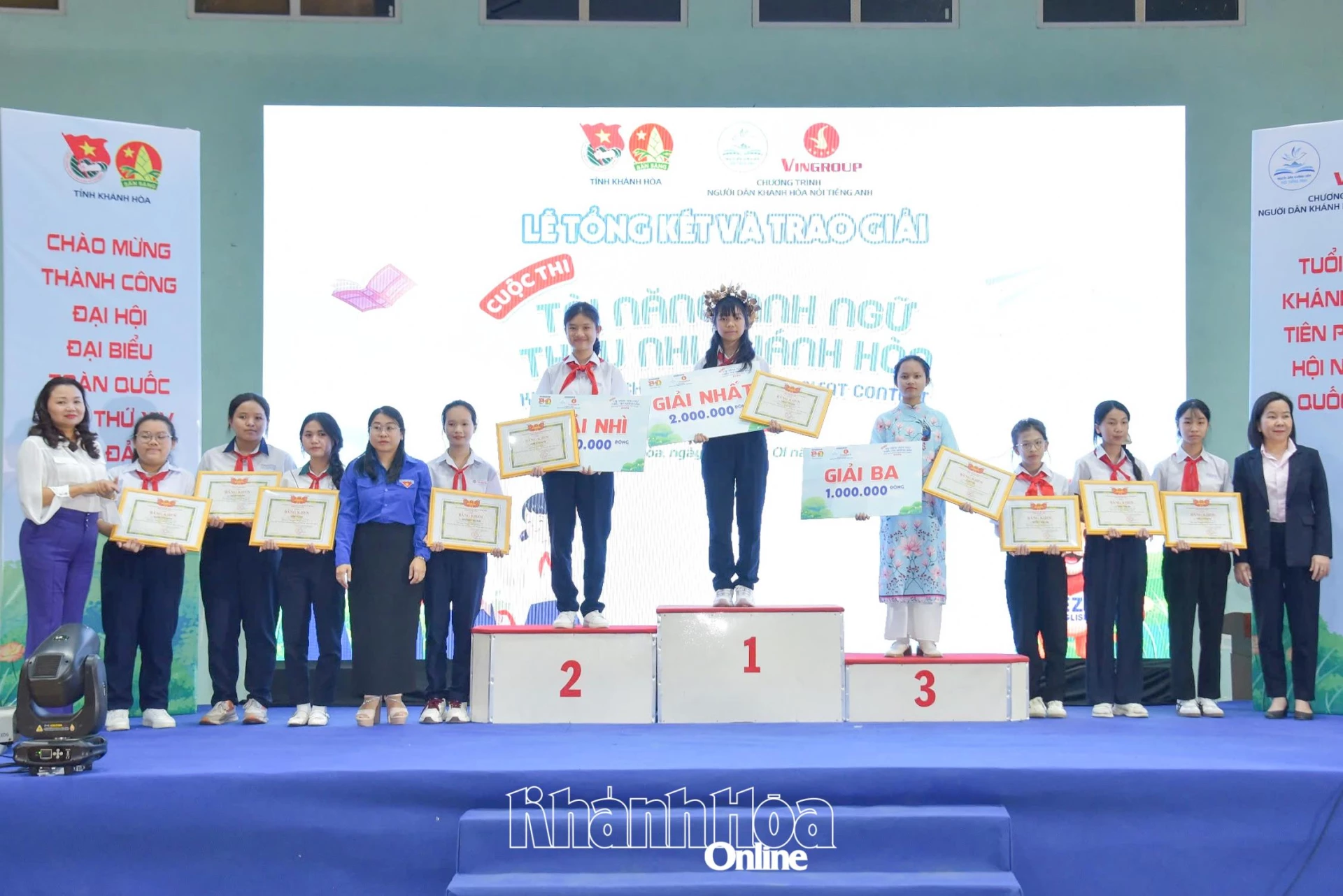 Trao giải cho các thí sinh ở bảng C.