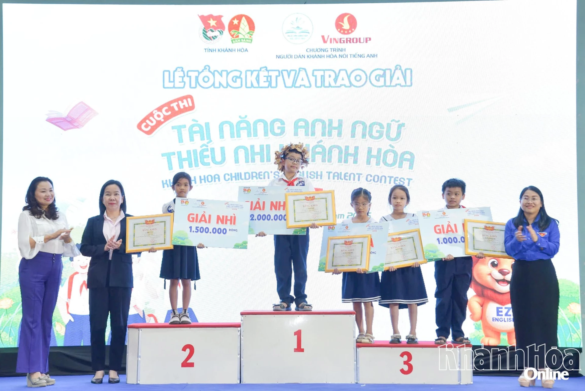 Ban tổ chức trao giải cho các thí sinh xuất sắc bảng A.