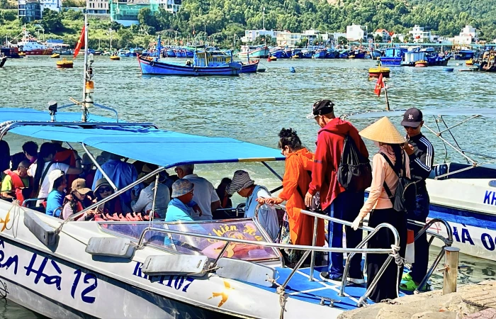 [Video] Nhiều du khách đi tour biển đảo ngày đầu năm mới