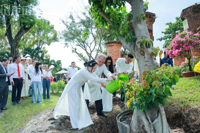 19 cặp đôi tham gia trồng “Cây hạnh phúc” tại di tích quốc gia đặc biệt Tháp Bà Pô Nagar