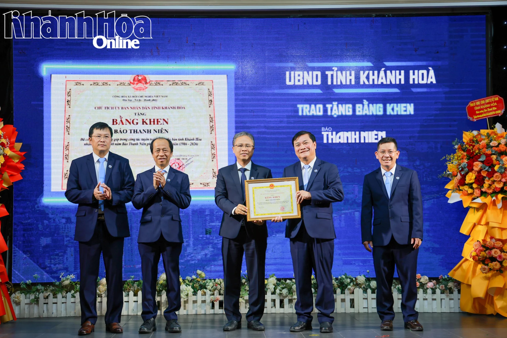 Đồng chí Trần Hòa Nam trao bằng khen của UBND tỉnh cho tập thể Báo Thanh Niên.