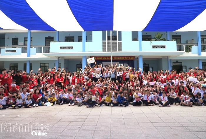 Trường THPT Lê Quý Đôn (TP. Hồ Chí Minh) tặng 150 suất học bổng cho học sinh Trường Tiểu học Diên Lạc