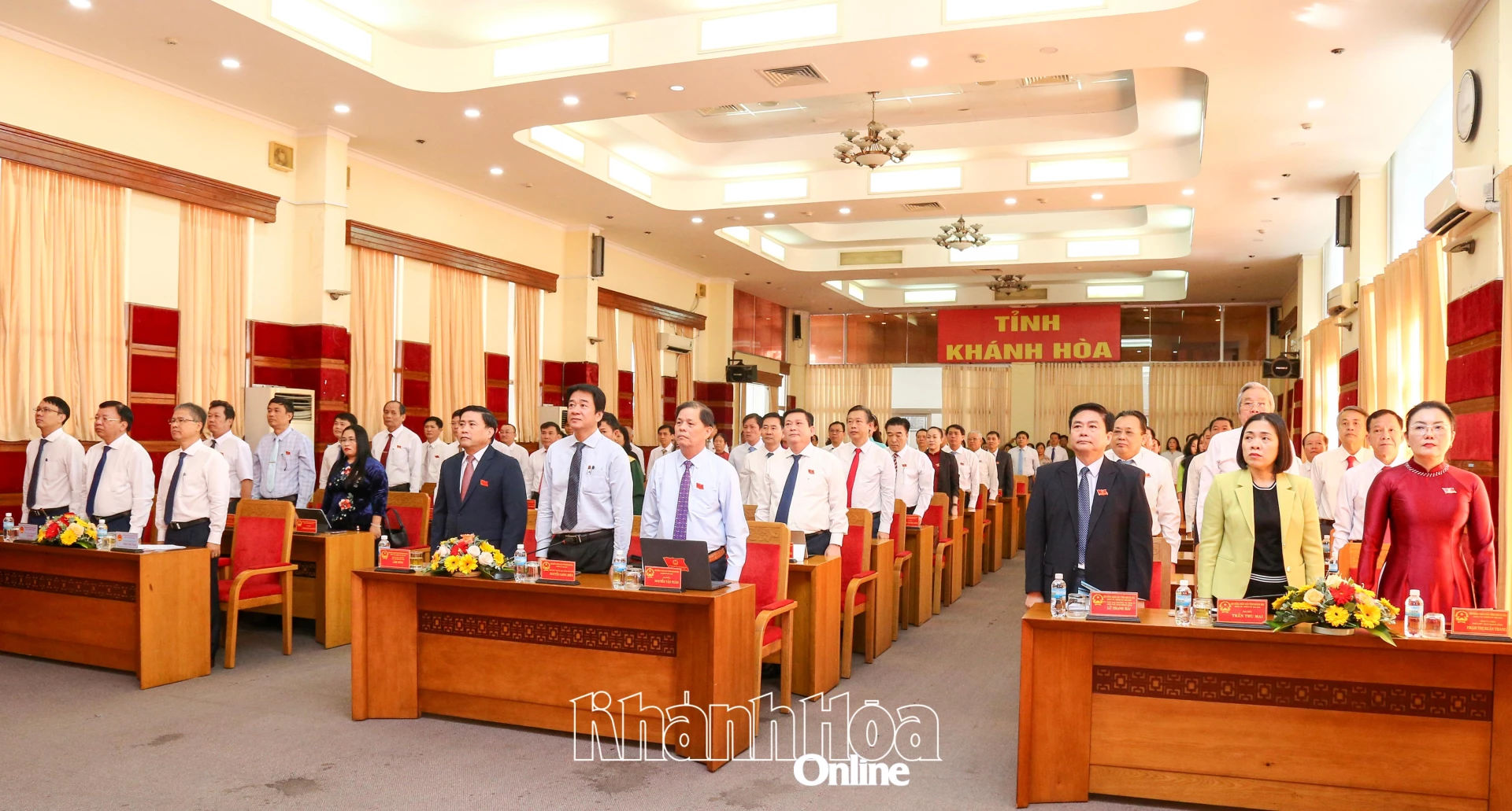 Các đại biểu thực hiện nghi lễ chào cờ khai mạc kỳ họp