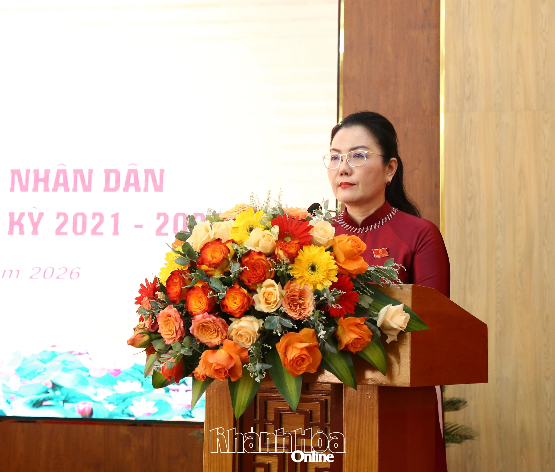 Phó Chủ tịch HĐND tỉnh Phạm Thị Xuân Trang trình bày nội dung kỳ họp