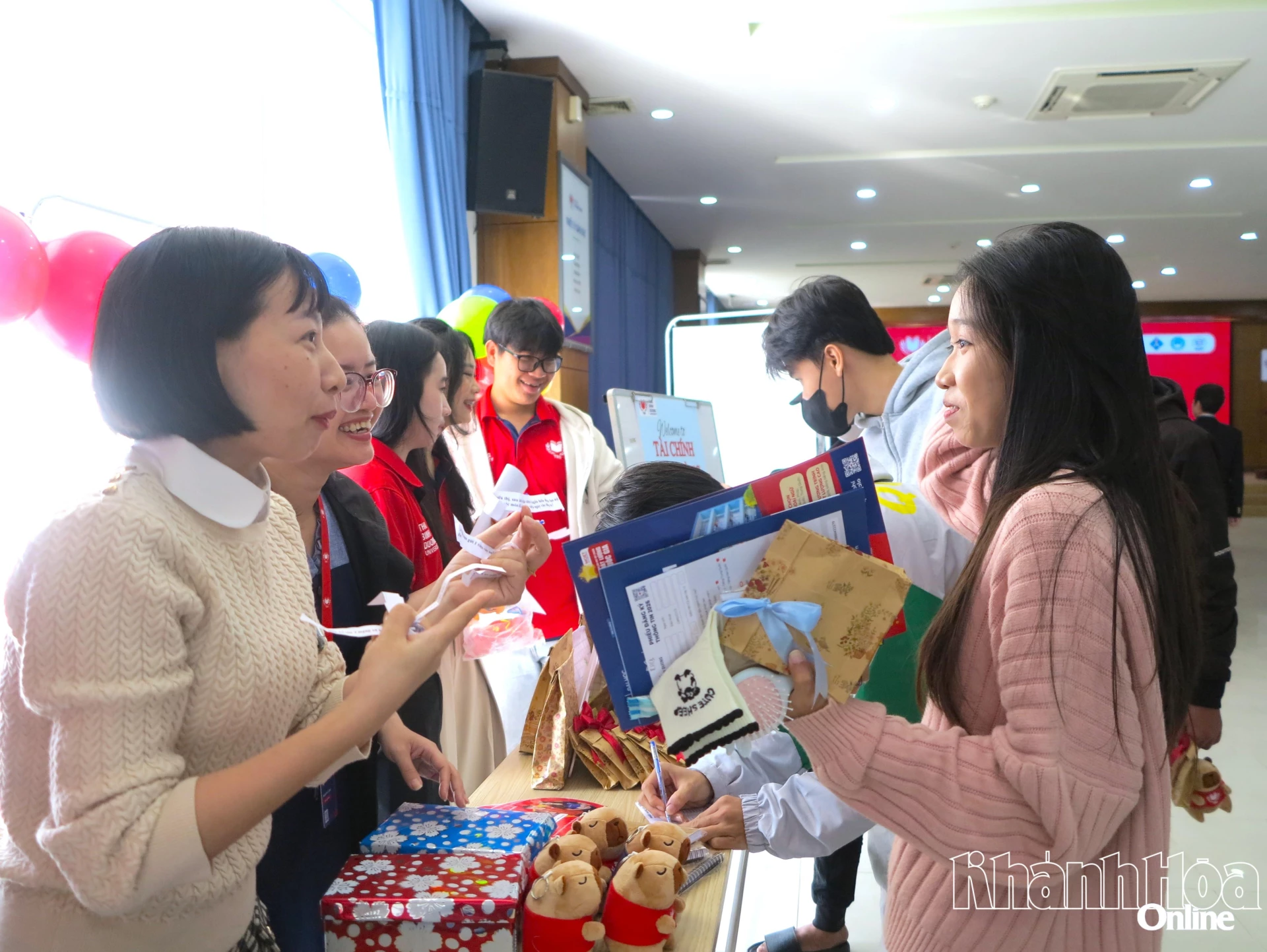 Tham gia các trò chơi tìm hiểu về ngành học. 