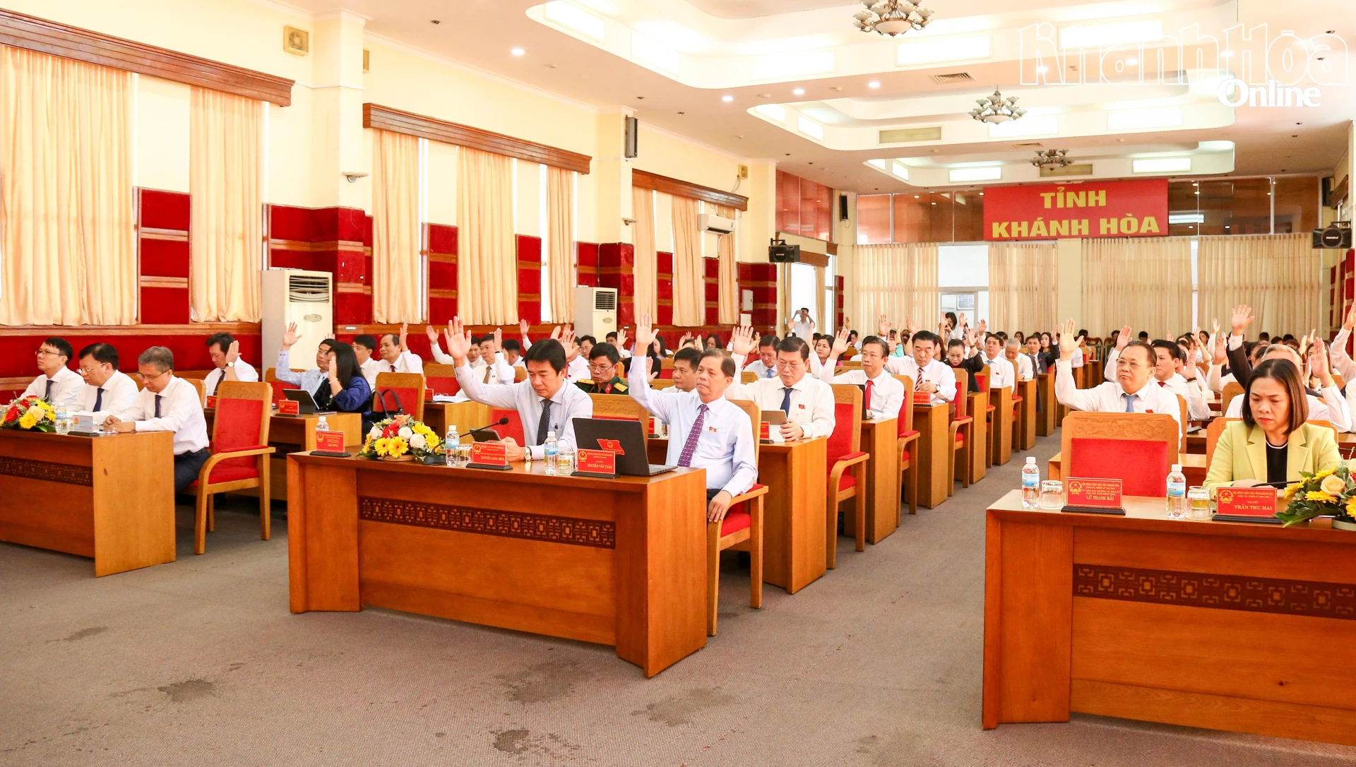 Các đại biểu biểu quyết thông qua nghị quyết tại kỳ họp