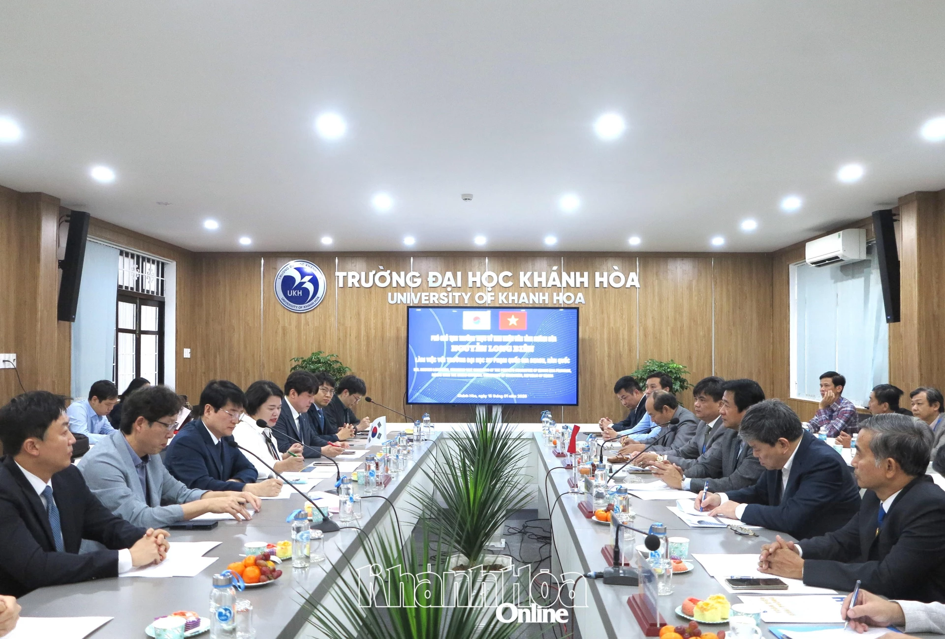 Quang cảnh buổi làm việc. 