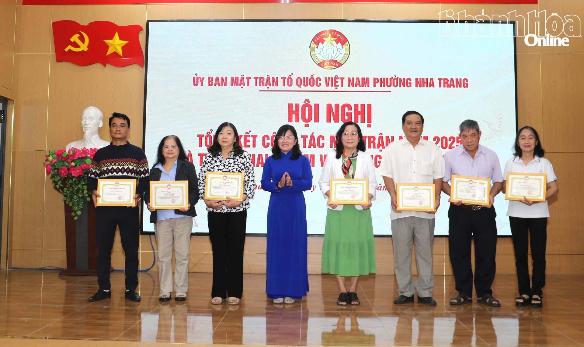 Các tập thể có thành tích xuất sắc tiêu biểu trong vận động, ủng hộ Nhân dân khắc phục hậu quả thiên tai nhận giấy khen.