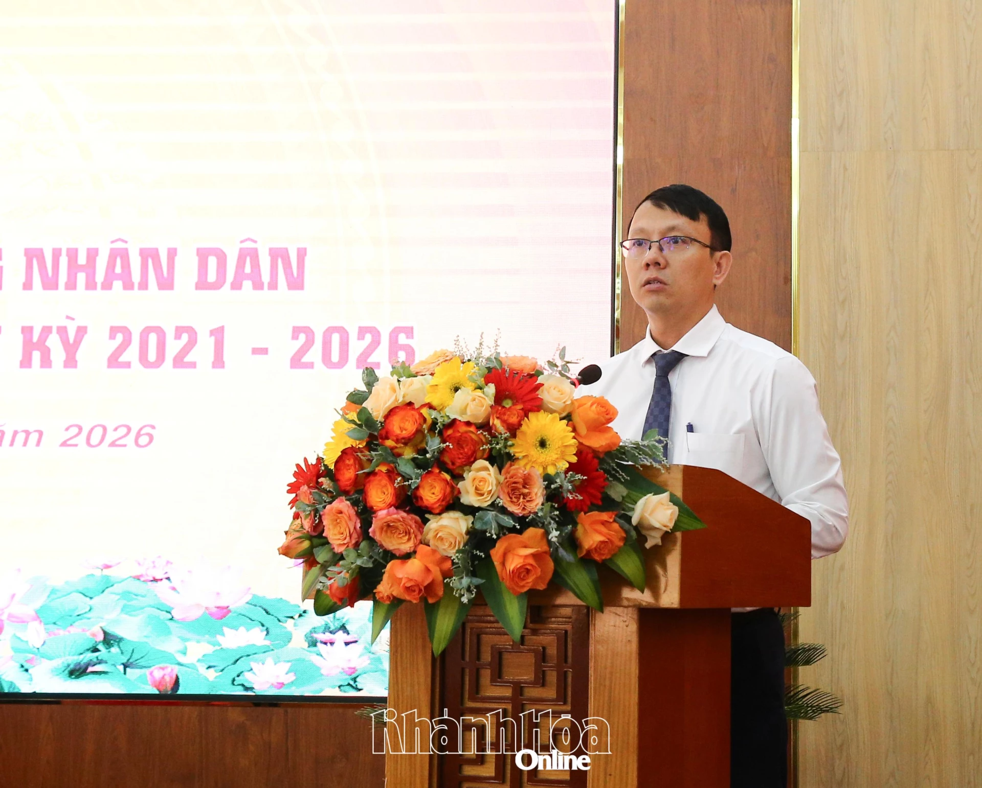 Phó Chủ tịch UBND tỉnh Nguyễn Thanh Hà trình bày nội dung UBND tỉnh trình tại kỳ họp