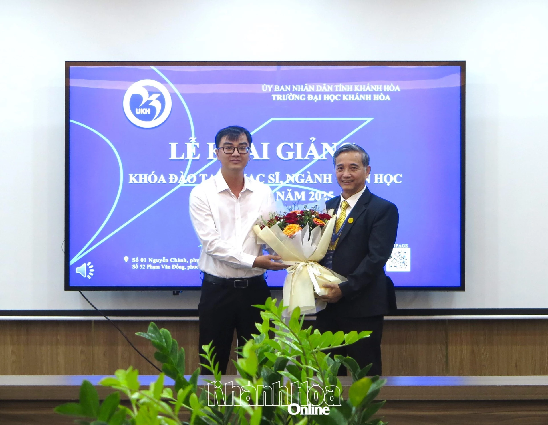 Đại diện học viên tặng hoa cho lãnh đạo nhà trường. 