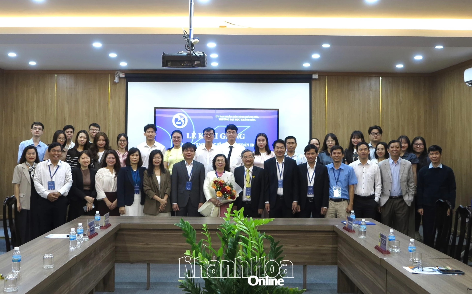 Lãnh đạo nhà trường cùng các giảng viên, học viên chụp ảnh lưu niệm. 