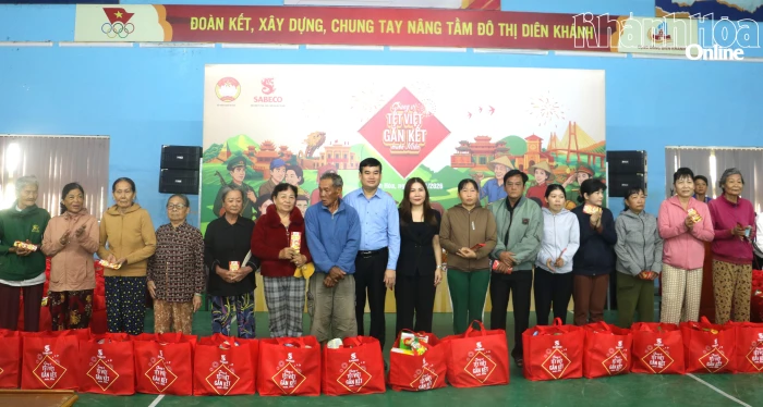 Chương trình “Chung vị Tết Việt - Gắn kết muôn miền” tặng 500 suất quà cho người dân