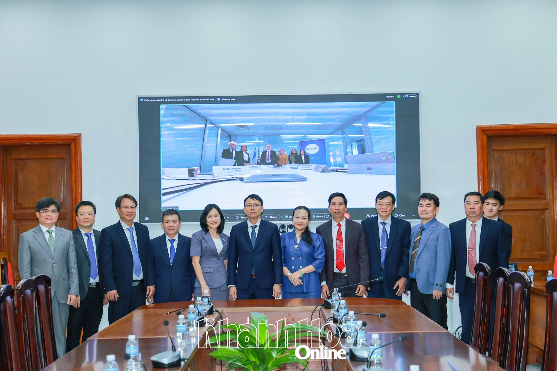 Lãnh đạo hai địa phương chụp hình lưu niệm. 