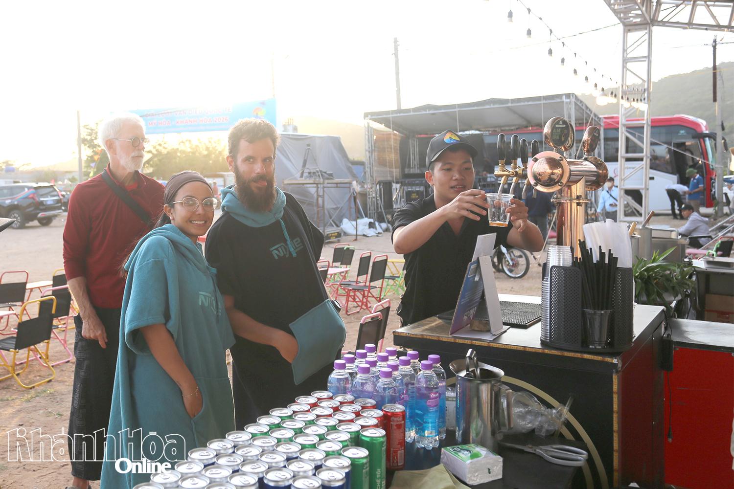 Du khách nước ngoài thử các loại đồ uống tại các gian hàng.