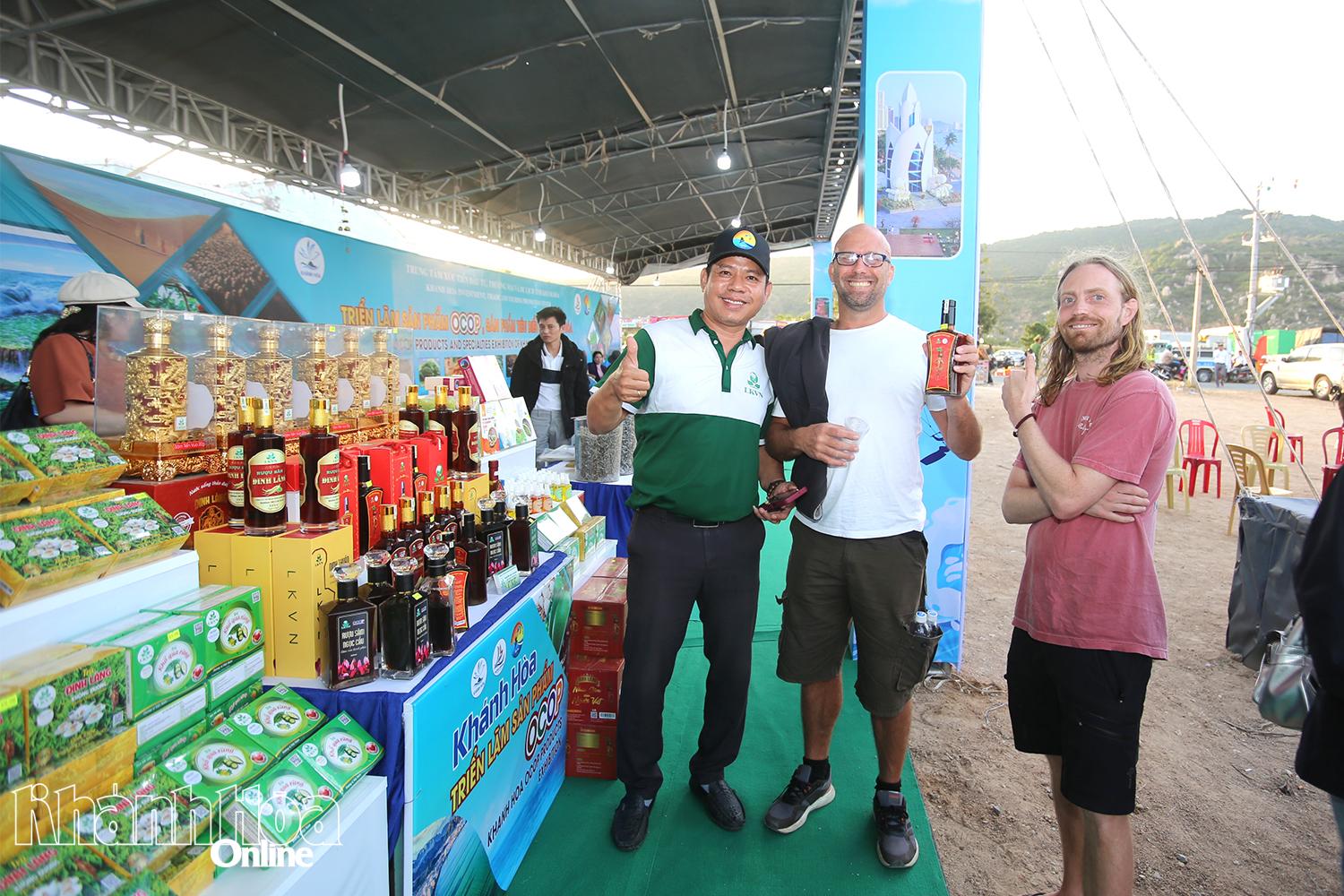 Các du khách tỏ ra vui vẻ khi được nhân viên các gian hàng tư vấn sản phẩm.