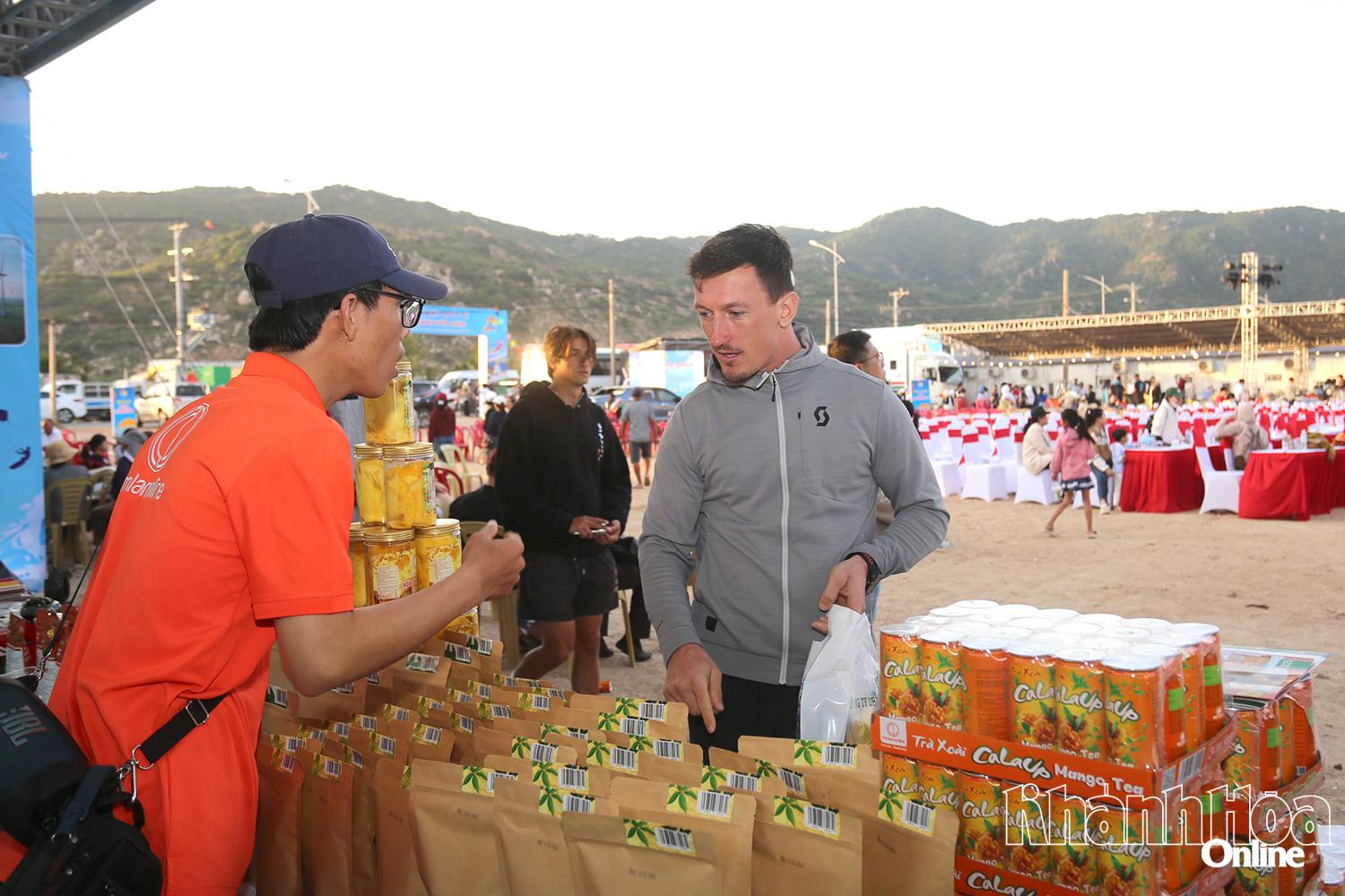 Nhân viên các gian hàng nhiệt tình tư vấn sản phẩm tiêu biểu của địa phương.