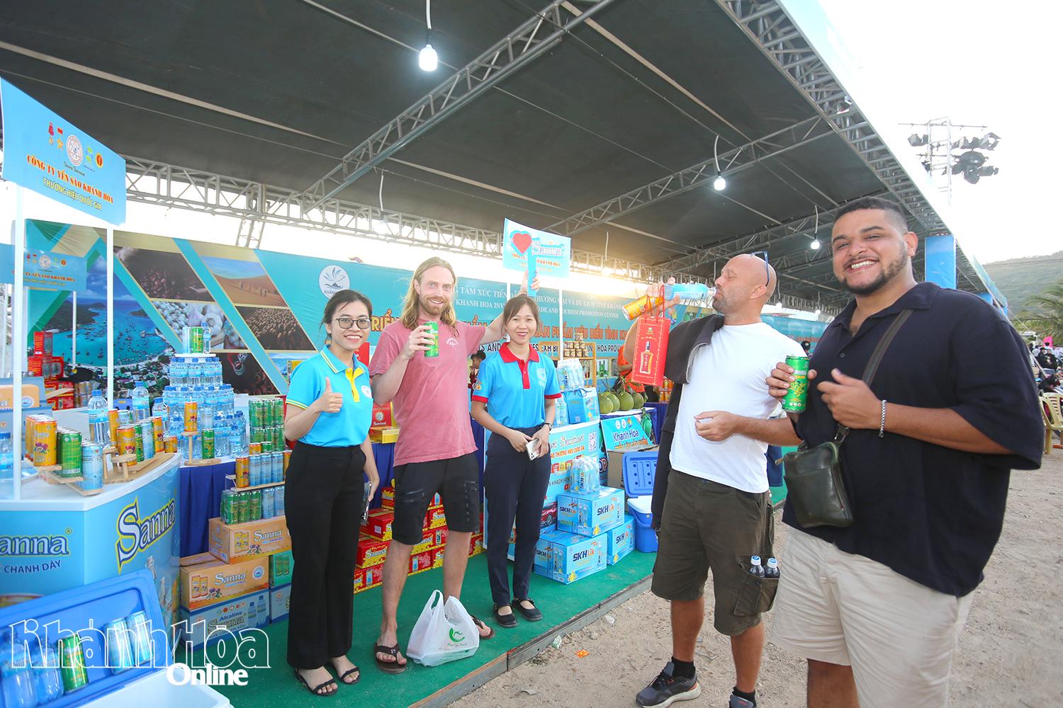 Các du khách nước ngoài thích thú khi thưởng thức sản phẩm của Công ty Yến Sào Khánh Hòa.