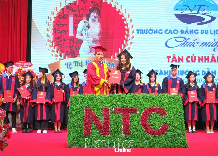 Trường Cao đẳng Du lịch Nha Trang trao bằng tốt nghiệp cho hơn 500 sinh viên