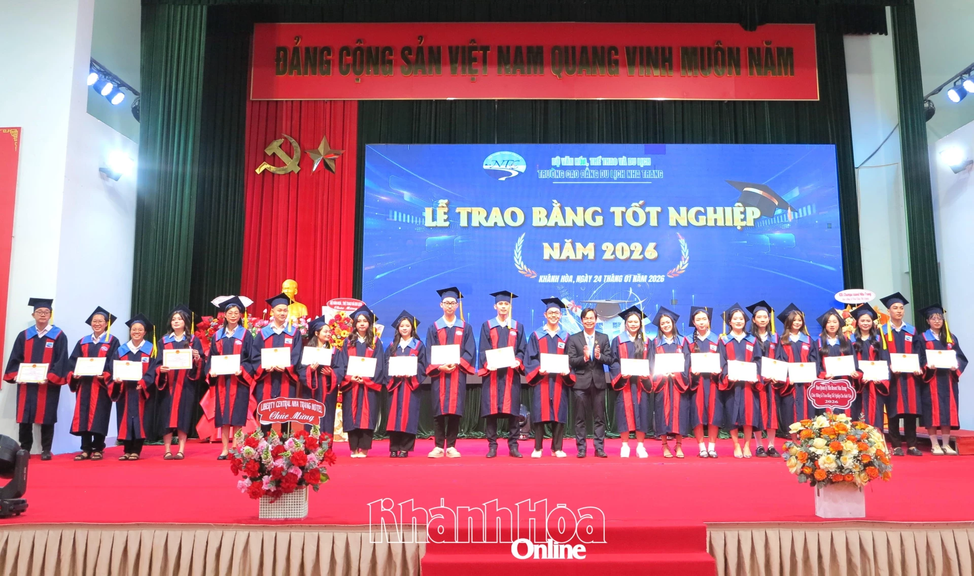 Lãnh đạo nhà trường trao giấy khen cho các sinh viên xuất sắc toàn khóa. 