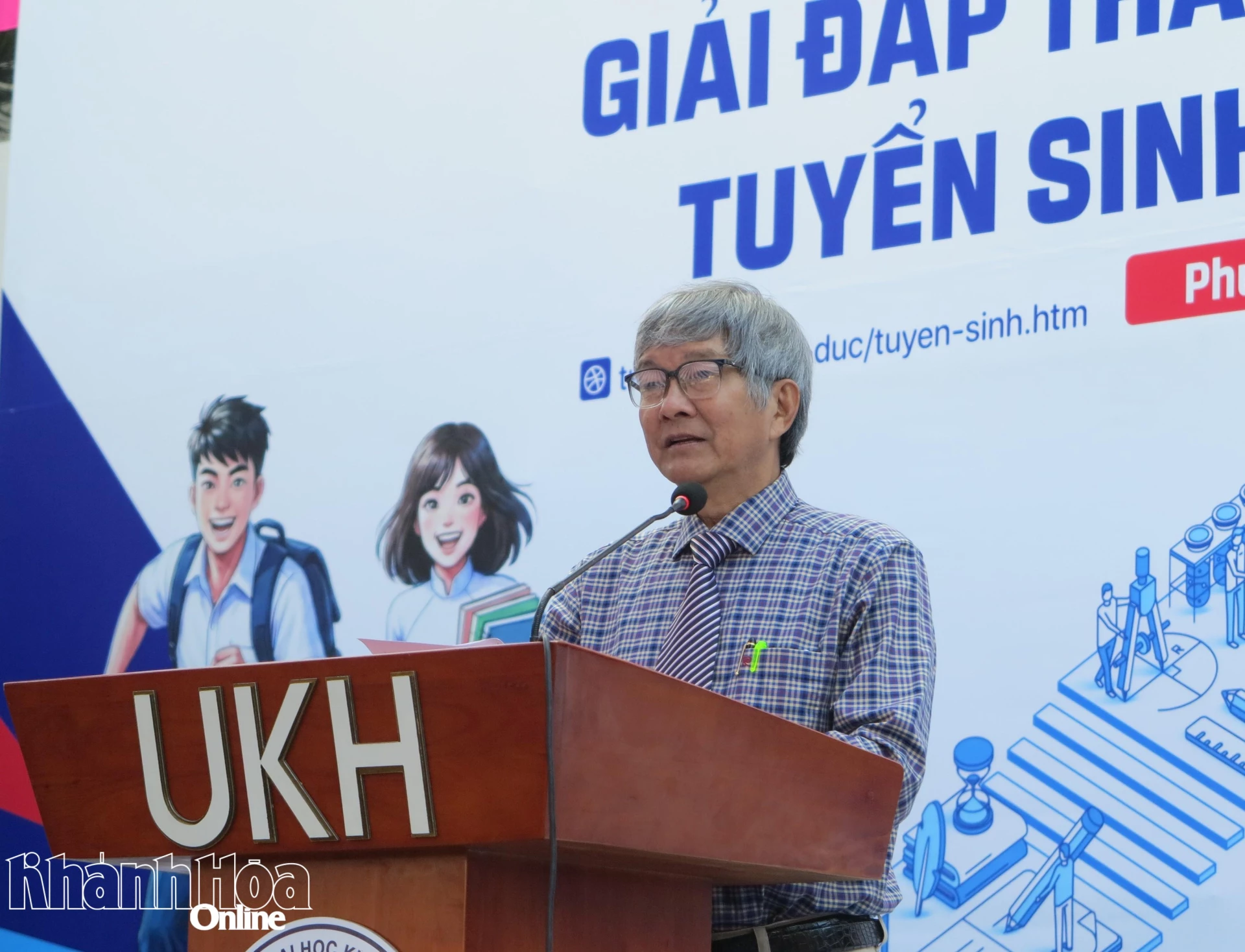 Ông Lê Đình Thuần - Phó Giám đốc phụ trách Sở Giáo dục và Đào tạo phát biểu tại chương trình. 