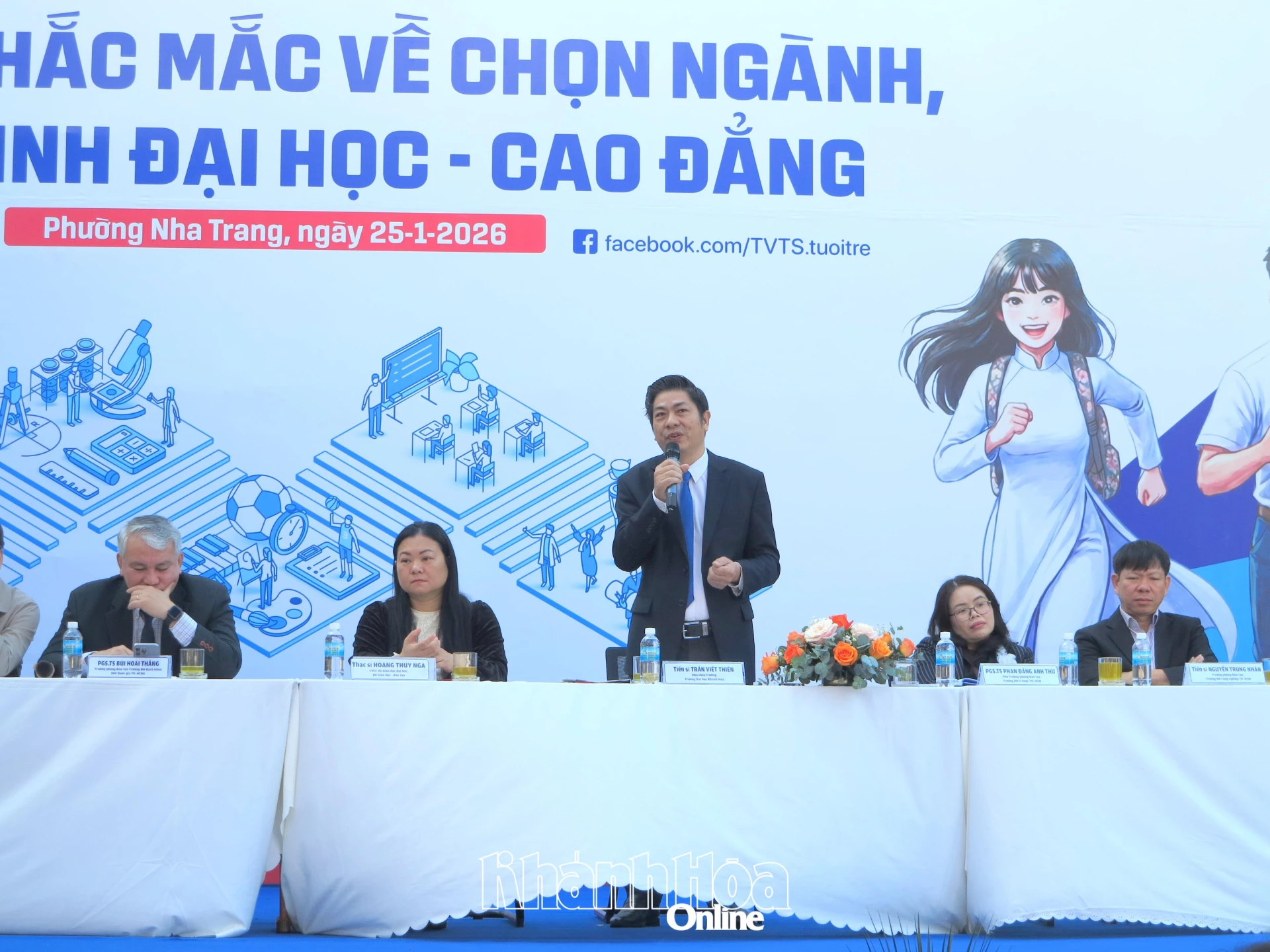 Lãnh đạo Trường Đại học Khánh Hòa tư vấn lựa chọn ngành nghề cho học sinh. 