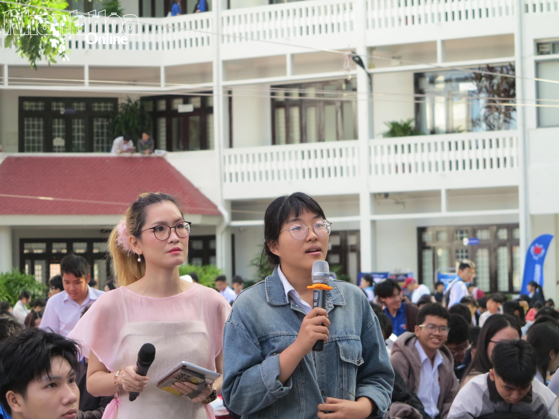 Học sinh đặt câu hỏi cho Ban tư vấn. 