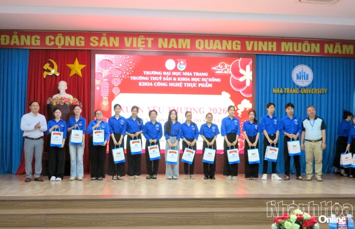 Trao 150 suất quà Tết cho sinh viên Khoa Công nghệ Thực phẩm - Trường Đại học Nha Trang