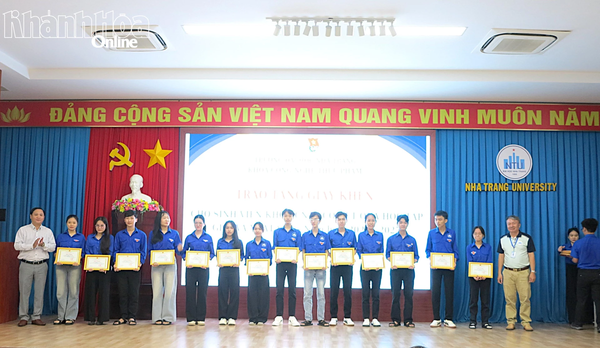 Các sinh viên nhận giấy khen.